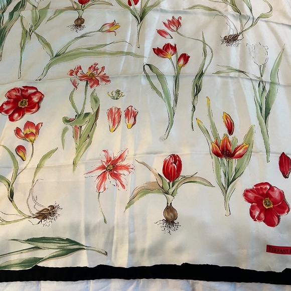 Tiffany & Co Beautiful Silk in Floral Design - Picture 4 of 9